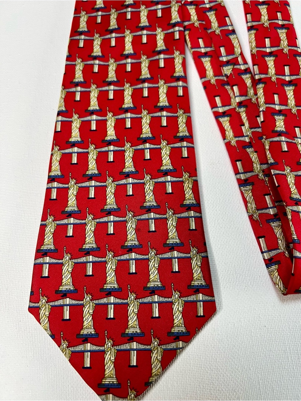Rare Statue of Liberty Necktie Men's Silk Tie Red Metropolitan Museum of Art NYC